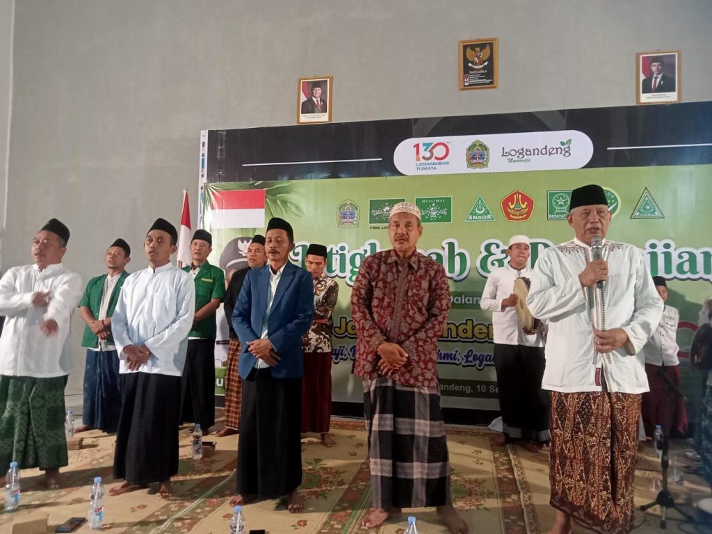 PRNU Logandeng bersama para kiyai Gunungkidul dan Lurah Logandeng membaca maulid