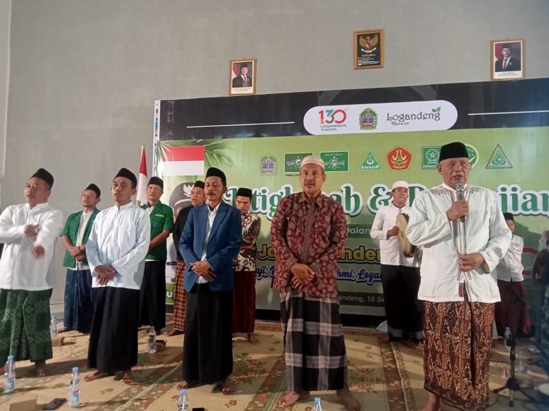 PRNU Logandeng bersama para kiyai Gunungkidul dan Lurah Logandeng membaca maulid